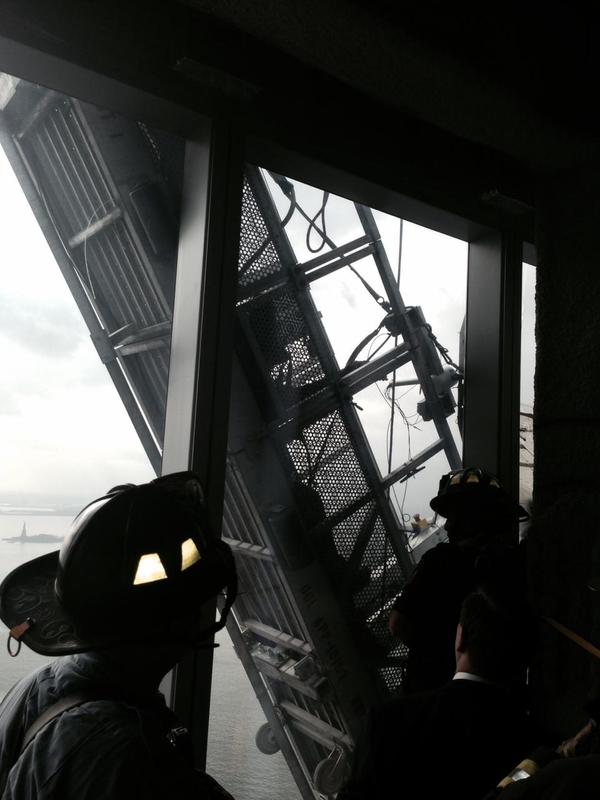 Пожежники Нью-Йорку вибили вікно ВТЦ, щоб врятувати людей.Відео