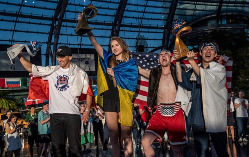 Українка стала чемпіонкою світу з запуску паперових літачків