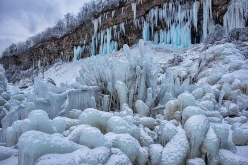 Через лютий холод замерз Ніагарський водоспад