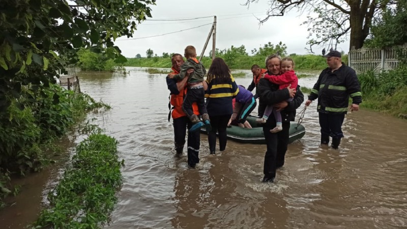 Троє жертв, потужні паводки і руйнування – про негоду на заході України
