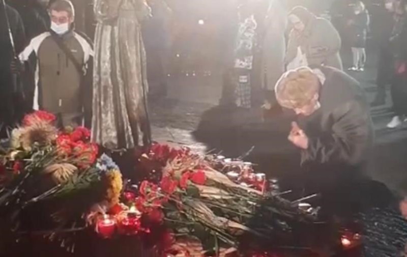 У Києві пенсіонер їв хліб із меморіалу Голодомору