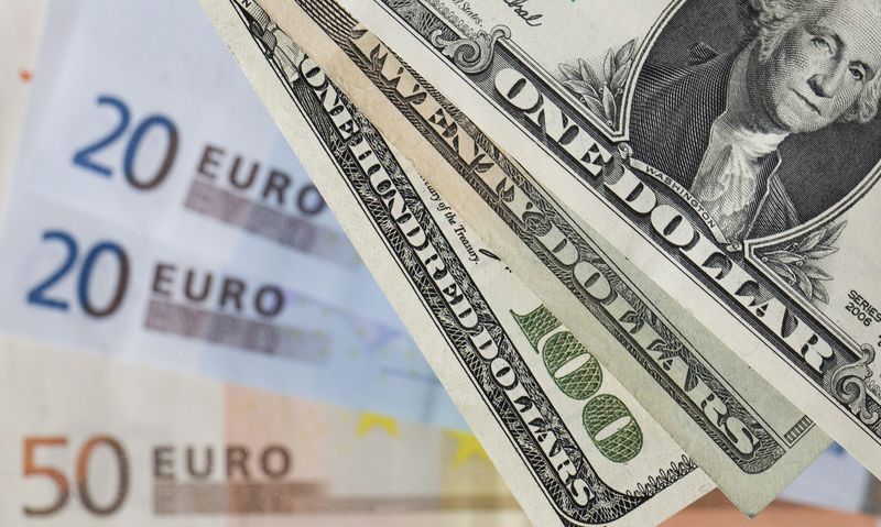 Українці просять зробити національною валютою долар або євро