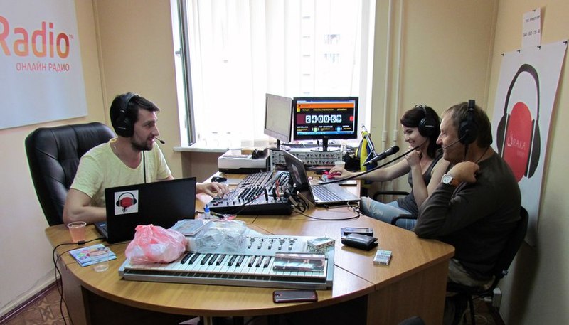 Українських ведучих назвали «радіокіборгами» через рекордний ефір пам’яті Кузьми