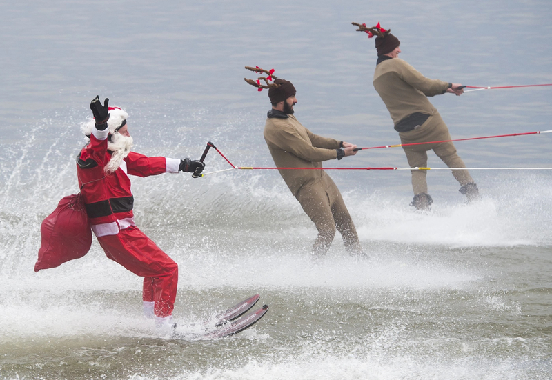 У Вірджинії Санта традиційно промчав на водних лижах (відео)