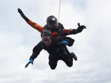 У Техасі 106-річний чоловік стрибнув з парашутом та побив світовий рекорд