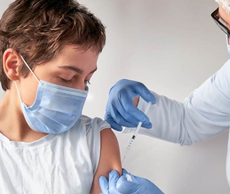 Коронавірус: вакцина Pfizer ефективна серед підлітків на 90%